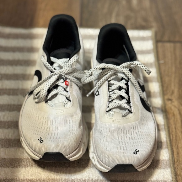 On Running Women’s White and Black Athletic Shoes - Picture 4 of 5